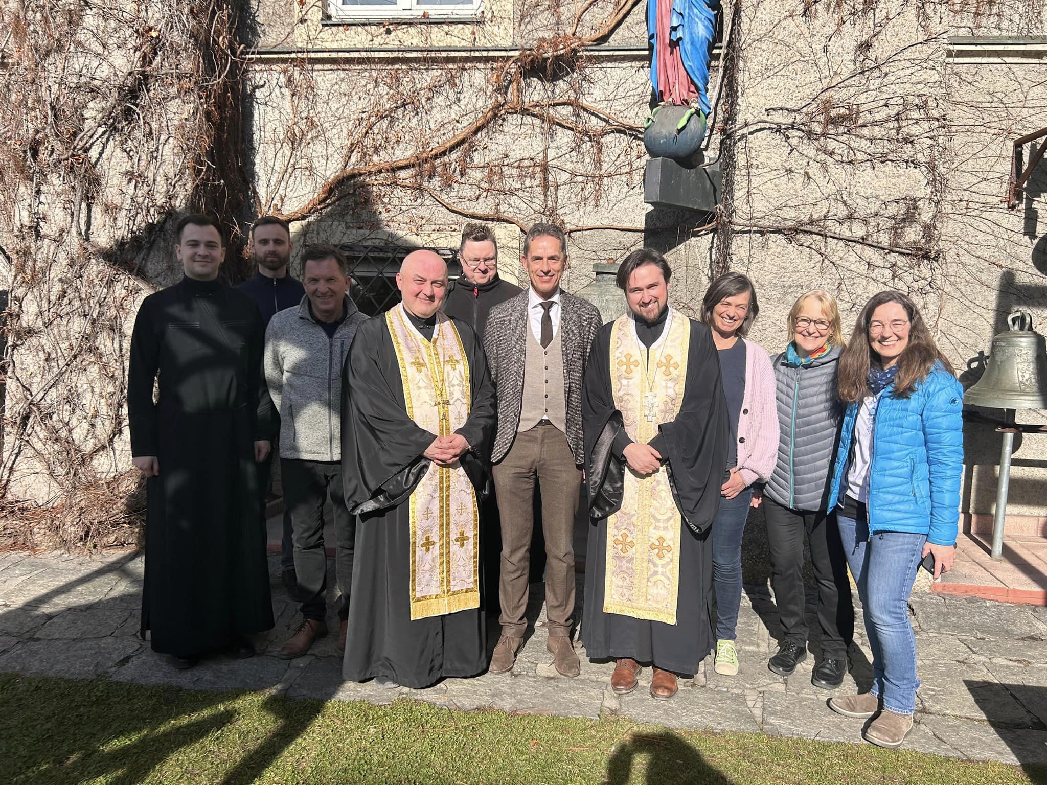 «Дзвони говорять нам, що у вогні війни життя триває»: у австрійській ливарні виготовили три дзвони для парафії свв. апп. Петра та Павла у Новояворівську «Дзвони говорять нам, що у вогні війни життя триває»: у австрійській ливарні виготовили три дзвони для парафії свв. апп. Петра та Павла у Новояворівську