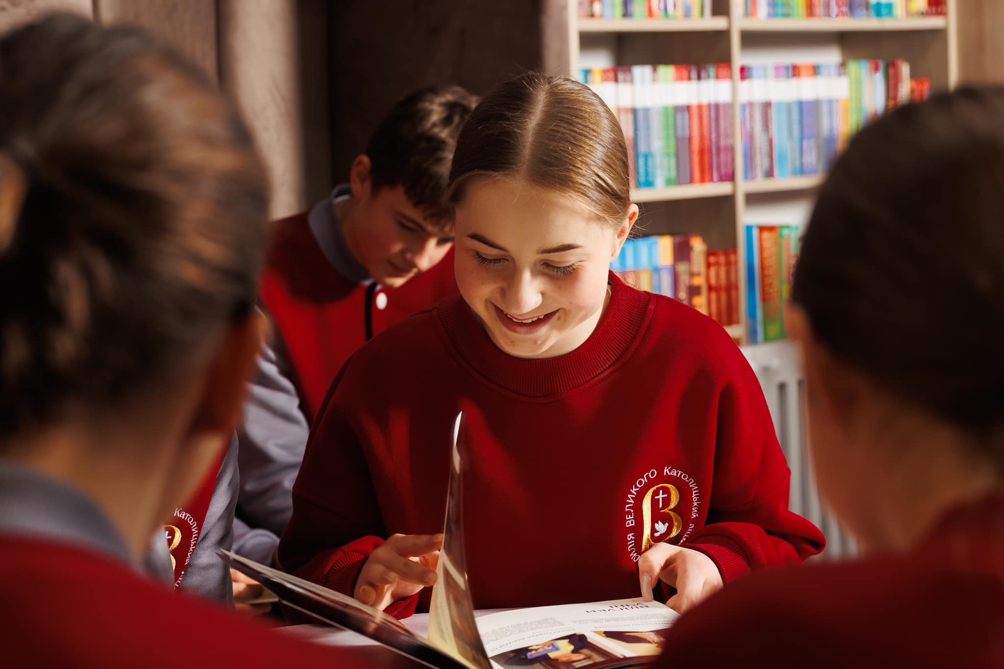 У Католицькому ліцеї відбувся ребрендинг учнівського гардероба У Католицькому ліцеї відбувся ребрендинг учнівського гардероба