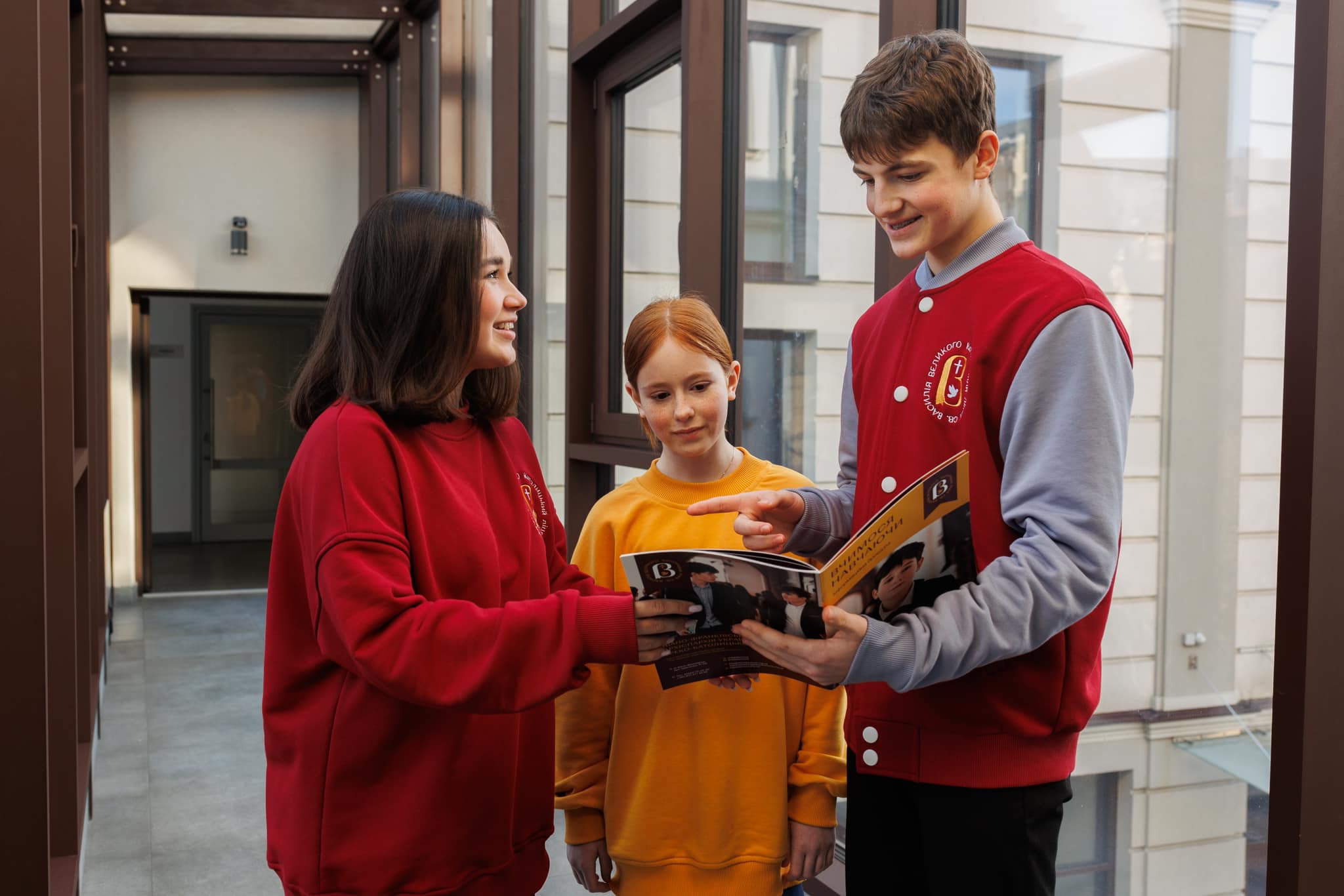 У Католицькому ліцеї відбувся ребрендинг учнівського гардероба У Католицькому ліцеї відбувся ребрендинг учнівського гардероба