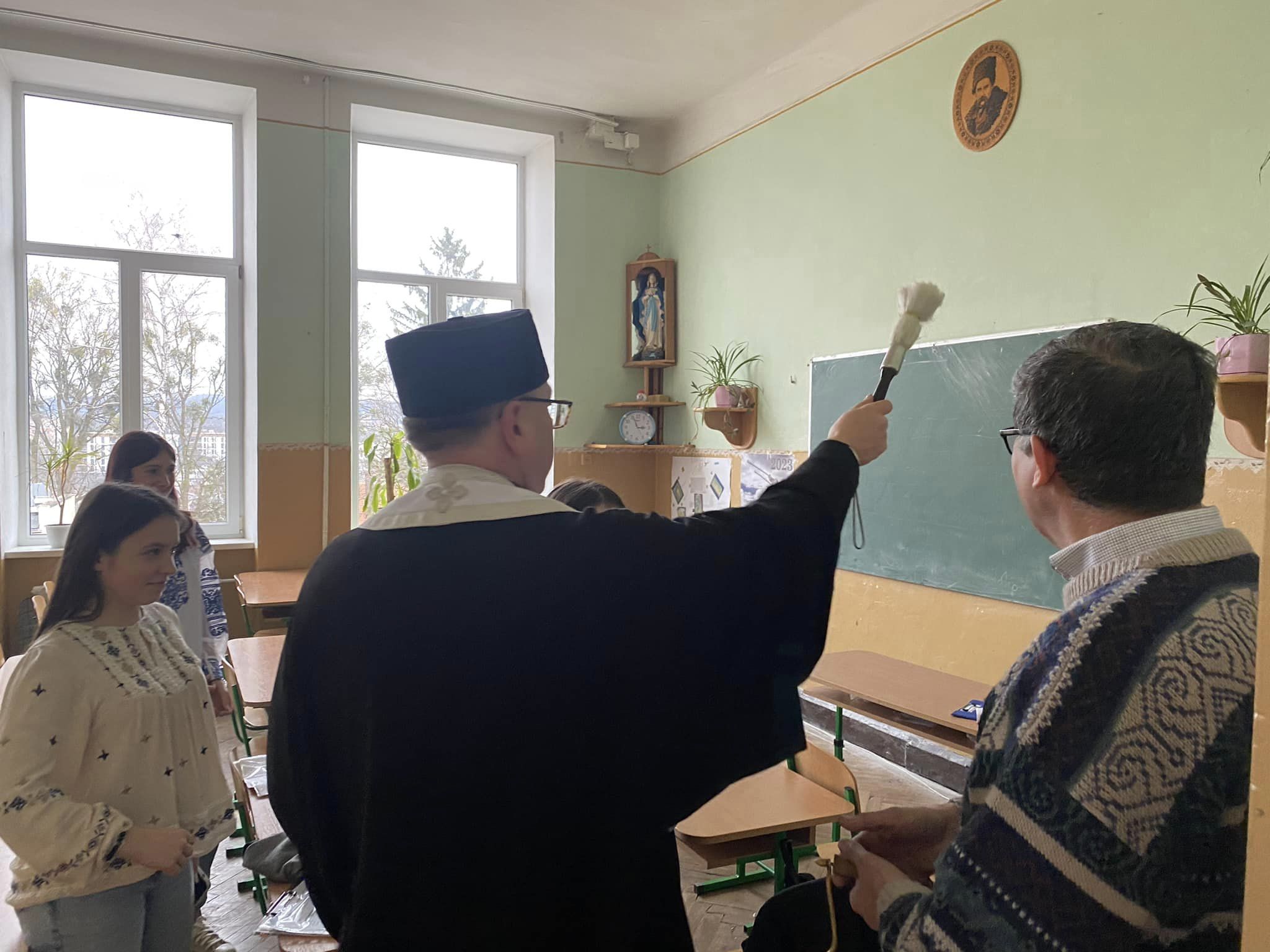 Владика Володимир з душпастирським візитом відвідав СЗШ №49 Владика Володимир з душпастирським візитом відвідав СЗШ №49