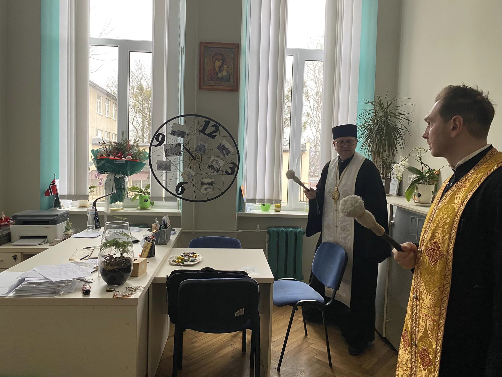 Владика Володимир з душпастирським візитом відвідав СЗШ №49 Владика Володимир з душпастирським візитом відвідав СЗШ №49