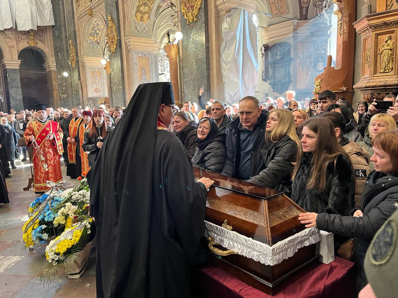 Владика Володимир звершив чин похорону трьох героїв Владика Володимир звершив чин похорону трьох героїв