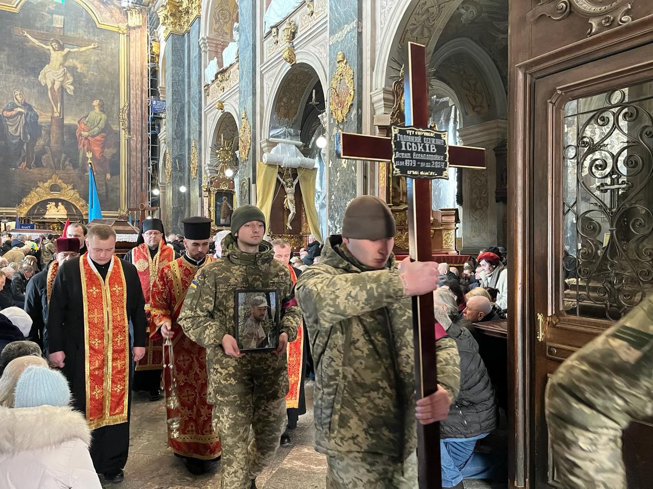 Владика Володимир звершив чин похорону трьох героїв Владика Володимир звершив чин похорону трьох героїв