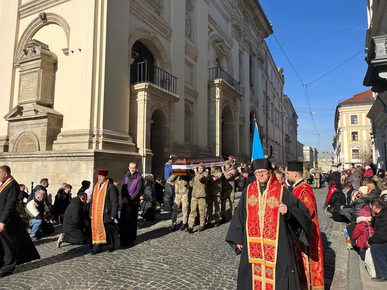 Владика Володимир звершив чин похорону трьох героїв Владика Володимир звершив чин похорону трьох героїв