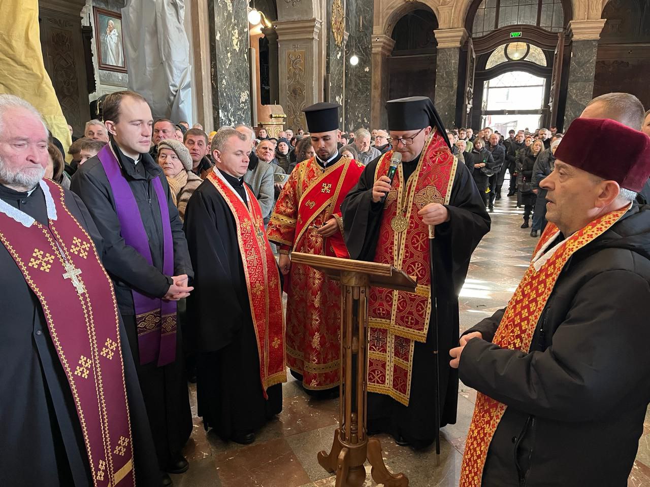 Владика Володимир звершив чин похорону трьох героїв Владика Володимир звершив чин похорону трьох героїв