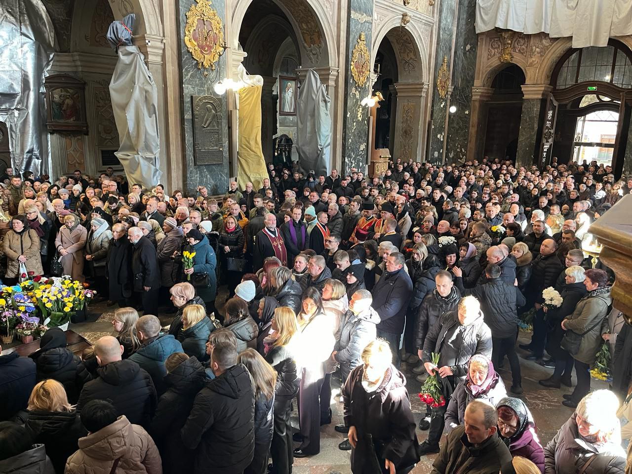 Владика Володимир звершив чин похорону трьох героїв Владика Володимир звершив чин похорону трьох героїв