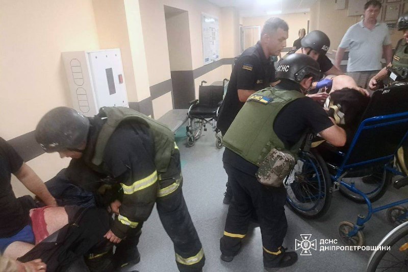 ❗️У Нікополі внаслідок влучання дрону отримали травми три рятувальника та двоє цивільних людей ❗️У Нікополі внаслідок влучання дрону отримали травми три рятувальника та двоє цивільних людей