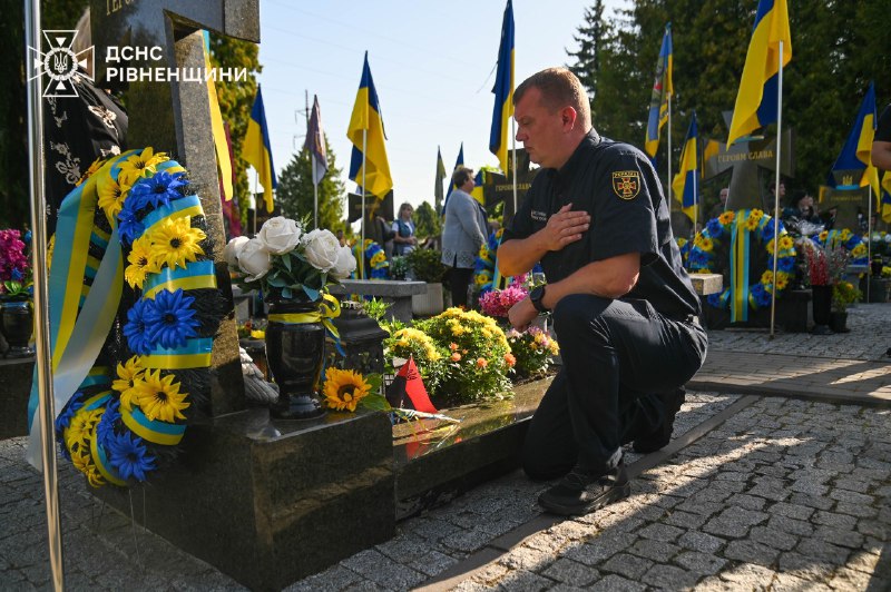 ДСНС вшановує героїв, які віддали життя за Україну. Сьогодні підрозділи ДСНС по всій країні долучилися до акції «Служба ДСНС вшановує героїв, які віддали життя за Україну. Сьогодні підрозділи ДСНС по всій країні долучилися до акції «Служба
