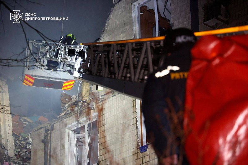 Триває рятувальна операція в Дніпрі. Вночі Росія завдала удару по місту – влучила в житловий будинок Триває рятувальна операція в Дніпрі. Вночі Росія завдала удару по місту – влучила в житловий будинок