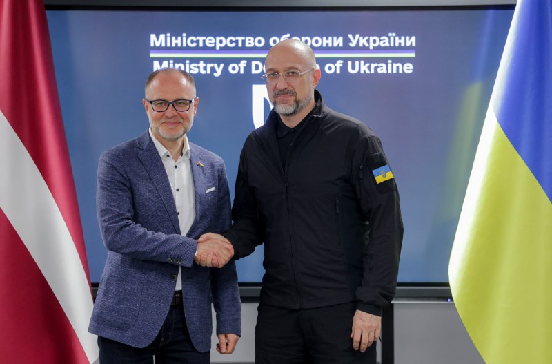 🇱🇻 Провів зустріч із Міністром оборони Латвії Андрісом Спрудсом.
Подякував за візит в Україну в ці важливі святкові дні 🇱🇻 Провів зустріч із Міністром оборони Латвії Андрісом Спрудсом.
Подякував за візит в Україну в ці важливі святкові дні