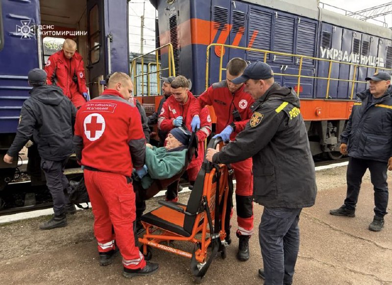 🚆30 літніх людей з інвалідністю, підопічних геріатричного пансіонату, зустріли рятувальники Житомирщини 🚆30 літніх людей з інвалідністю, підопічних геріатричного пансіонату, зустріли рятувальники Житомирщини