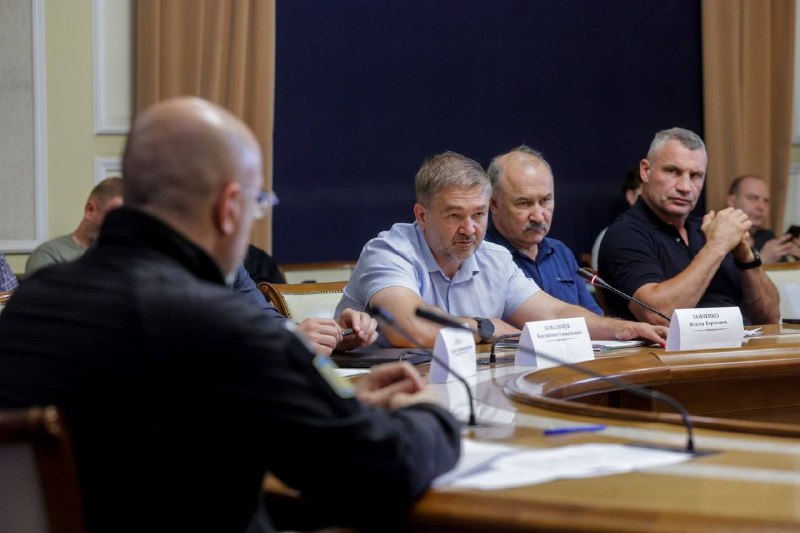 Провели засідання Штабу.
🔹 Аномальна спека та постійні російські обстріли створюють колосальне навантаження на нашу енергосистему Провели засідання Штабу.
🔹 Аномальна спека та постійні російські обстріли створюють колосальне навантаження на нашу енергосистему