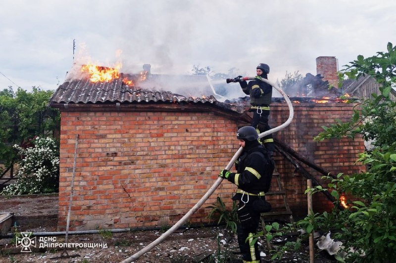 ❗Близько 40 разів вчора ввечері та протягом ночі росіяни атакували чотири райони Дніпропетровської області!
⬛ На Нікопольщині виникли пожежі ❗Близько 40 разів вчора ввечері та протягом ночі росіяни атакували чотири райони Дніпропетровської області!
⬛ На Нікопольщині виникли пожежі