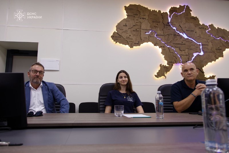📌 Піротехнічні підрозділи ДСНС України отримали чергову партію техніки та обладнання для гуманітарного розмінування... 📌 Піротехнічні підрозділи ДСНС України отримали чергову партію техніки та обладнання для гуманітарного розмінування...