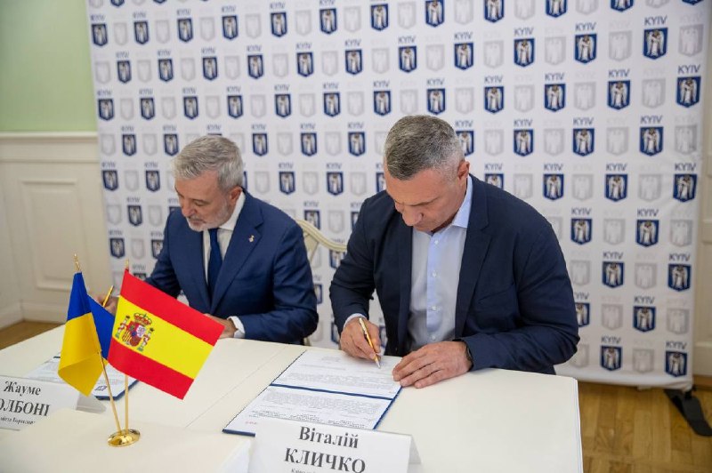 Зустрівся у столичній мерії з мером міста-побратима Києва – Барселони Жауме Коллбоні та делегацією іспанського міста. Зустрівся у столичній мерії з мером міста-побратима Києва – Барселони Жауме Коллбоні та делегацією іспанського міста.