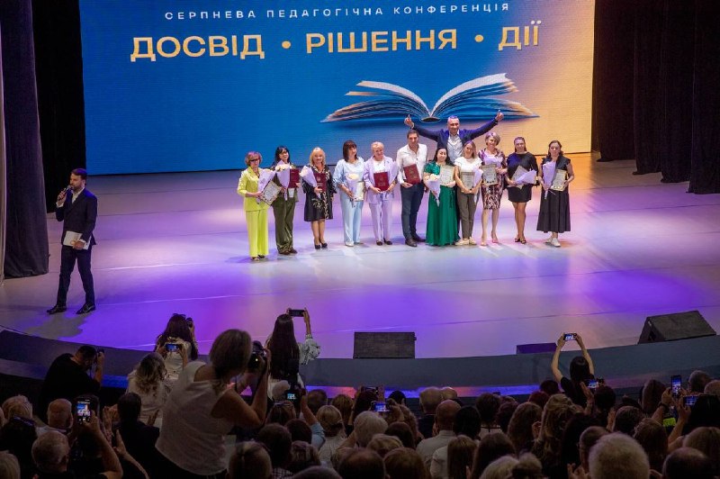 Відвідав конференцію столичних освітян, яку традиційно проводимо напередодні нового навчального року.
1 вересня до 1018 закладів освіти Відвідав конференцію столичних освітян, яку традиційно проводимо напередодні нового навчального року.
1 вересня до 1018 закладів освіти