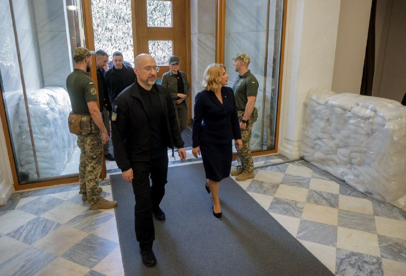 🇱🇻 Радий вітати в Києві Прем’єр-міністерку Латвії Евіку Сіліню. Провели хорошу та змістовну розмову щодо нашої двосторонньої співпраці. 🇱🇻 Радий вітати в Києві Прем’єр-міністерку Латвії Евіку Сіліню. Провели хорошу та змістовну розмову щодо нашої двосторонньої співпраці.