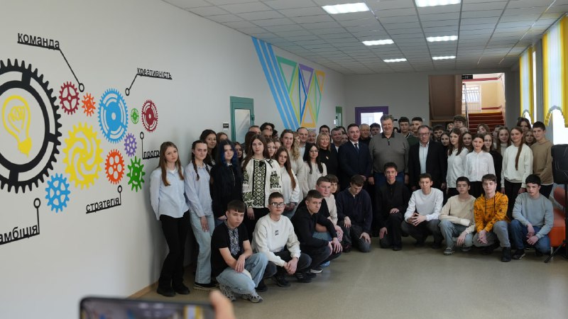 У Коростишівському ліцеї імені Густава Олізара запрацював сучасний безбар’єрний освітній простір, адаптований до вимог Нової української школи. У Коростишівському ліцеї імені Густава Олізара запрацював сучасний безбар’єрний освітній простір, адаптований до вимог Нової української школи.