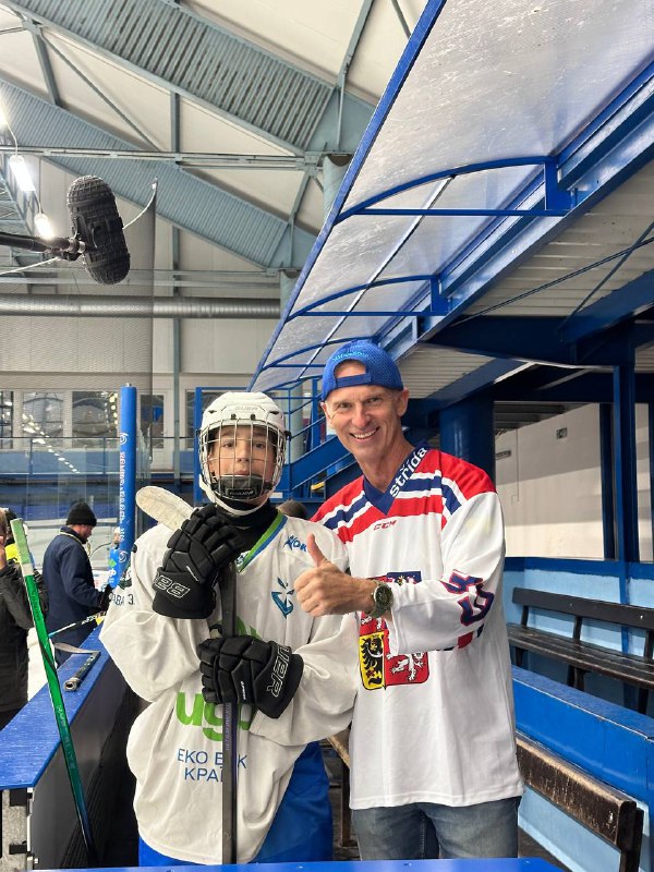 Херсонська юнацька хокейна команда, яка проводила тренувальні збори у Чехії, отримала потужну підтримку від справжніх друзів Херсонська юнацька хокейна команда, яка проводила тренувальні збори у Чехії, отримала потужну підтримку від справжніх друзів