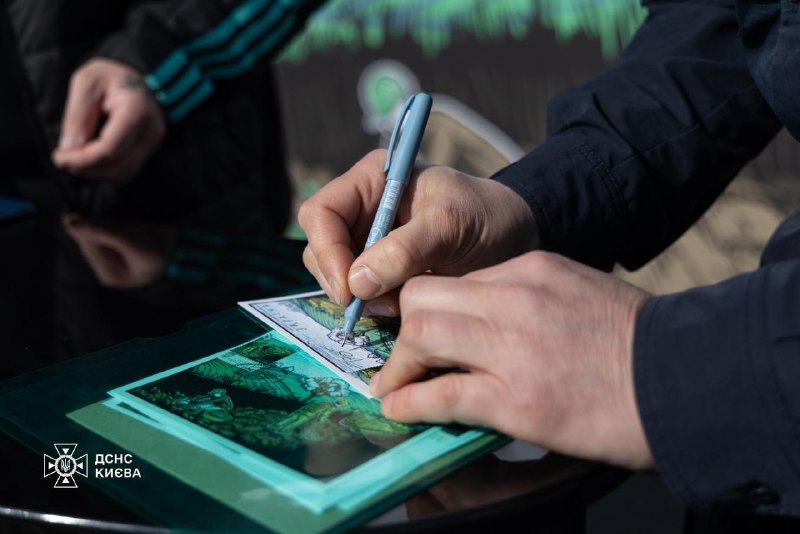 ❗️На Майдані Незалежності у Києві «Укрпошта» презентувала нову поштову марку, присвячену українським саперам
Випуск «Повертаємо до життя ❗️На Майдані Незалежності у Києві «Укрпошта» презентувала нову поштову марку, присвячену українським саперам
Випуск «Повертаємо до життя