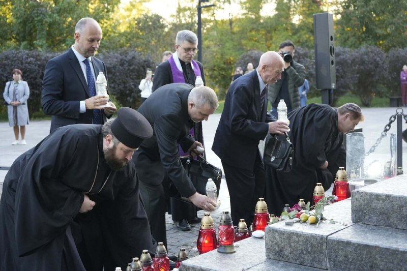 У БАБИНОМУ ЯРУ ВШАНУВАЛИ ЖЕРТВ МАСОВИХ РОЗСТРІЛІВ
У 85-ті роковини від початку масових розстрілів У БАБИНОМУ ЯРУ ВШАНУВАЛИ ЖЕРТВ МАСОВИХ РОЗСТРІЛІВ
У 85-ті роковини від початку масових розстрілів