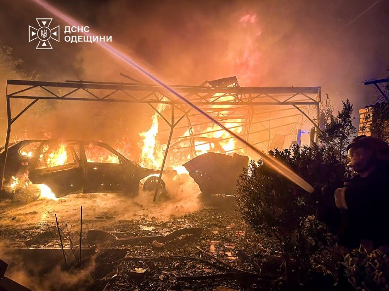 #Одещина: рятувальники ліквідували наслідки російської атаки
Унаслідок атаки окупантів у регіоні виникли пожежі та руйнування у двох районах. #Одещина: рятувальники ліквідували наслідки російської атаки
Унаслідок атаки окупантів у регіоні виникли пожежі та руйнування у двох районах.