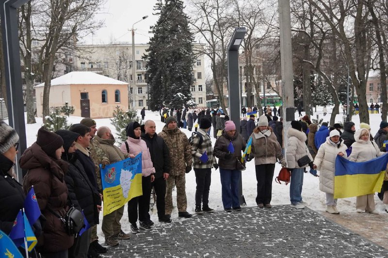 У День Соборності України луганчани живим ланцюгом з’єднали пам’ятний знак на честь Акта Злуки та меморіал... У День Соборності України луганчани живим ланцюгом з’єднали пам’ятний знак на честь Акта Злуки та меморіал...