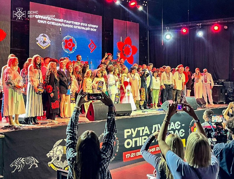 Попри чергування, гасіння пожеж та порятунок людей у складних умовах війни, херсонський рятувальник Віктор Ревенко знаходить сили для творчості Попри чергування, гасіння пожеж та порятунок людей у складних умовах війни, херсонський рятувальник Віктор Ревенко знаходить сили для творчості