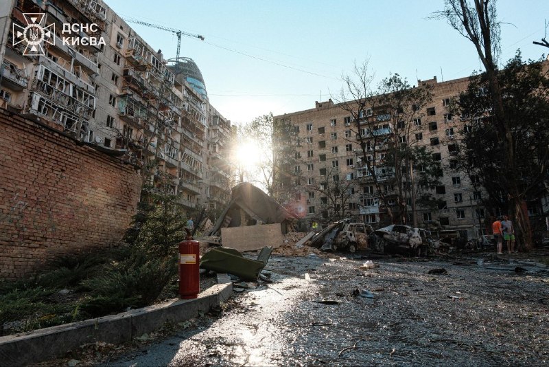 #Київ: за оновленими даними 9 людей загинули, 34 - постраждали через російську атаку по місту
❗ Ліквідація наслідків триває, працюють всі служби #Київ: за оновленими даними 9 людей загинули, 34 - постраждали через російську атаку по місту
❗ Ліквідація наслідків триває, працюють всі служби