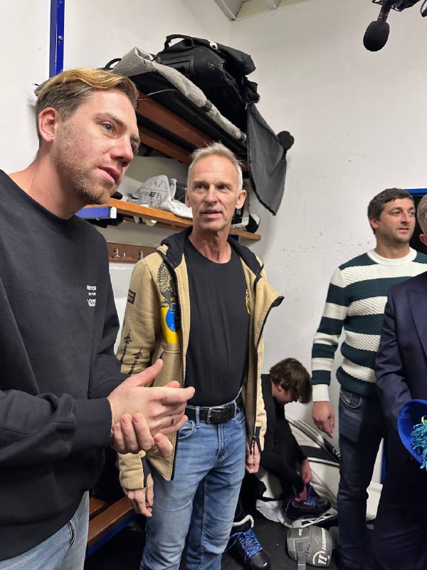 Херсонська юнацька хокейна команда, яка проводила тренувальні збори у Чехії, отримала потужну підтримку від справжніх друзів Херсонська юнацька хокейна команда, яка проводила тренувальні збори у Чехії, отримала потужну підтримку від справжніх друзів