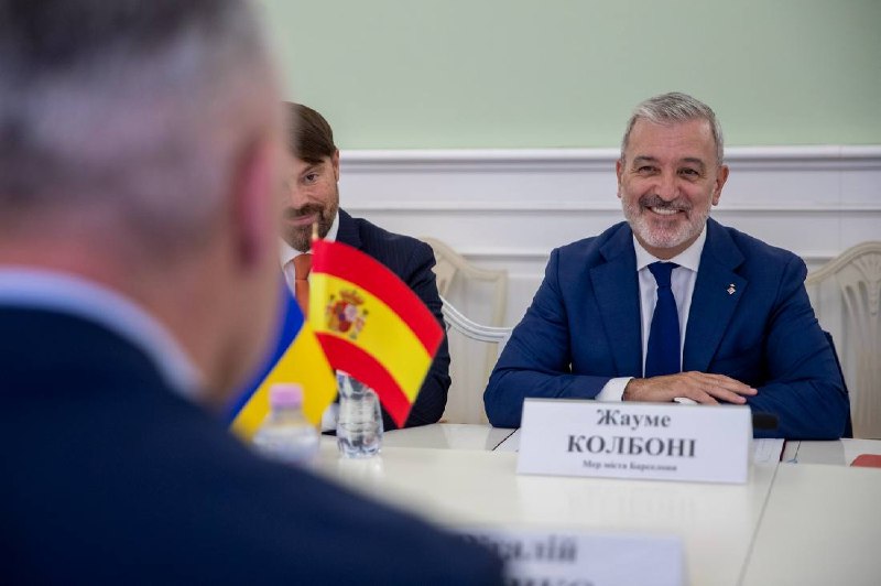 Зустрівся у столичній мерії з мером міста-побратима Києва – Барселони Жауме Коллбоні та делегацією іспанського міста. Зустрівся у столичній мерії з мером міста-побратима Києва – Барселони Жауме Коллбоні та делегацією іспанського міста.