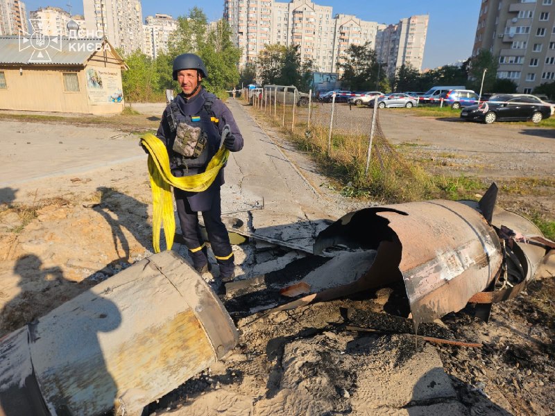 #Київ: сапери ДСНС спільно з вибухотехніками Нацполіції вилучили бойову частину російської балістичної ракети #Київ: сапери ДСНС спільно з вибухотехніками Нацполіції вилучили бойову частину російської балістичної ракети