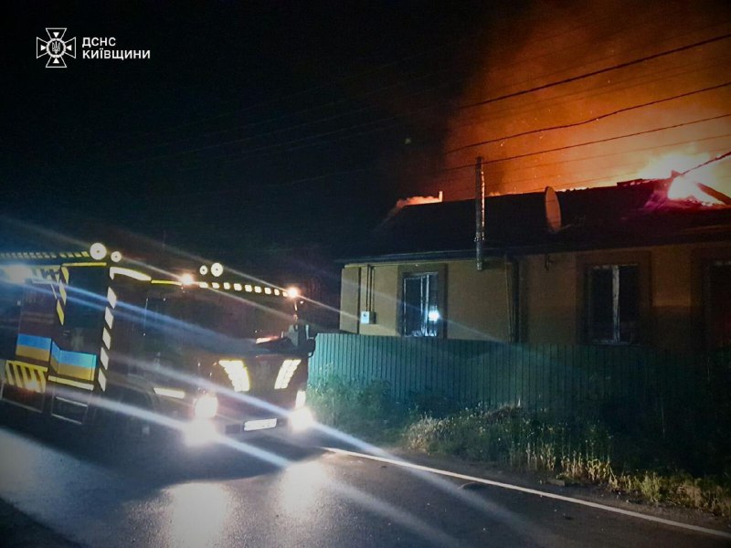#Київщина: внаслідок масованого російського обстрілу житлових та промислових секторів виникли пожежі та руйнації #Київщина: внаслідок масованого російського обстрілу житлових та промислових секторів виникли пожежі та руйнації