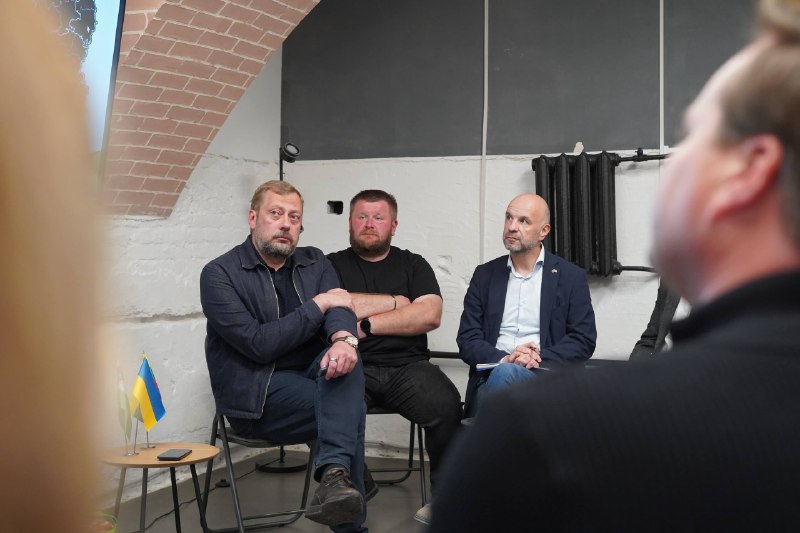 У Чернігові працювала велика команда литовців. Зустрівся з Надзвичайним і Повноважним Послом Литовської Республіки... У Чернігові працювала велика команда литовців. Зустрівся з Надзвичайним і Повноважним Послом Литовської Республіки...