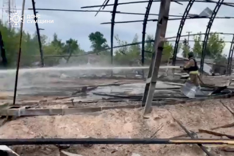 Сумщина: під загрозою повторних атак, рятувальники ліквідовують наслідки ворожих ударів Сумщина: під загрозою повторних атак, рятувальники ліквідовують наслідки ворожих ударів