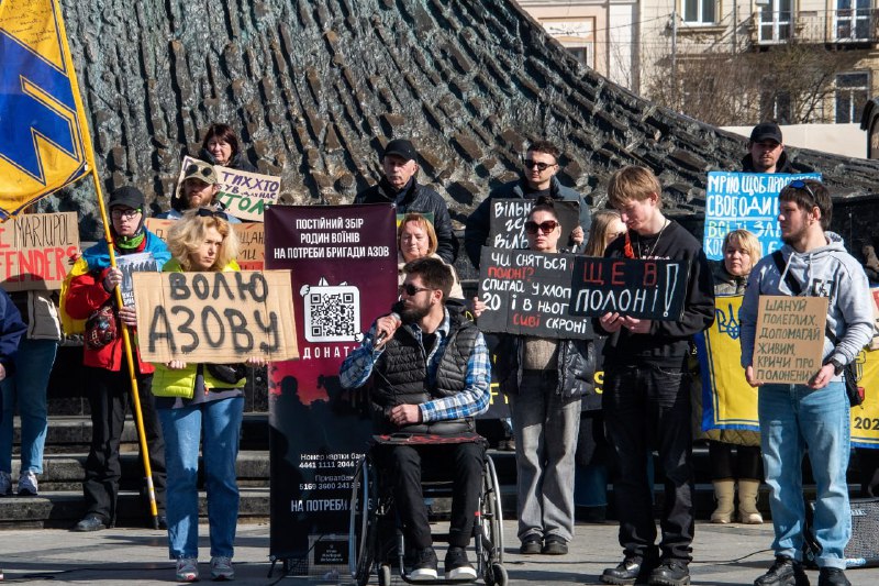 «Коли ти закриваєш очі, їх перестає бачити весь світ»: маріупольці виходять на акції з підтримки військовополонених «Коли ти закриваєш очі, їх перестає бачити весь світ»: маріупольці виходять на акції з підтримки військовополонених