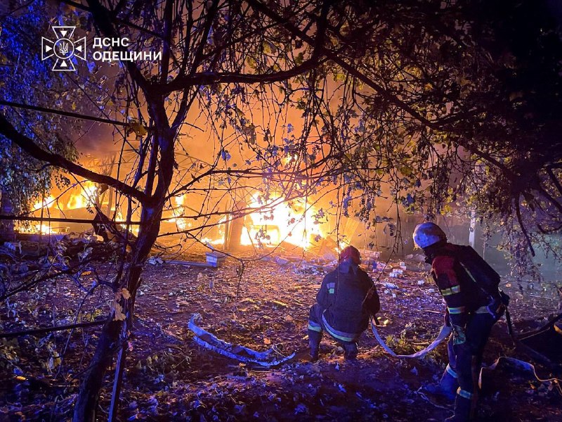 #Одещина: рятувальники ліквідували наслідки російської атаки
Унаслідок атаки окупантів у регіоні виникли пожежі та руйнування у двох районах. #Одещина: рятувальники ліквідували наслідки російської атаки
Унаслідок атаки окупантів у регіоні виникли пожежі та руйнування у двох районах.