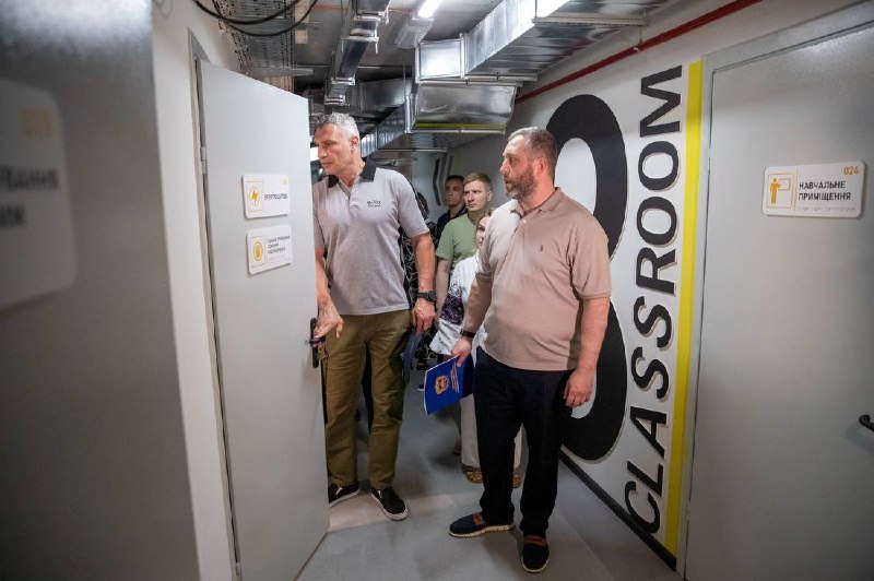 Оглянув разом з головами районів столиці нове збудоване протирадіаційне укриття в одному з ліцеїв у Шевченківському районі Києва. Оглянув разом з головами районів столиці нове збудоване протирадіаційне укриття в одному з ліцеїв у Шевченківському районі Києва.