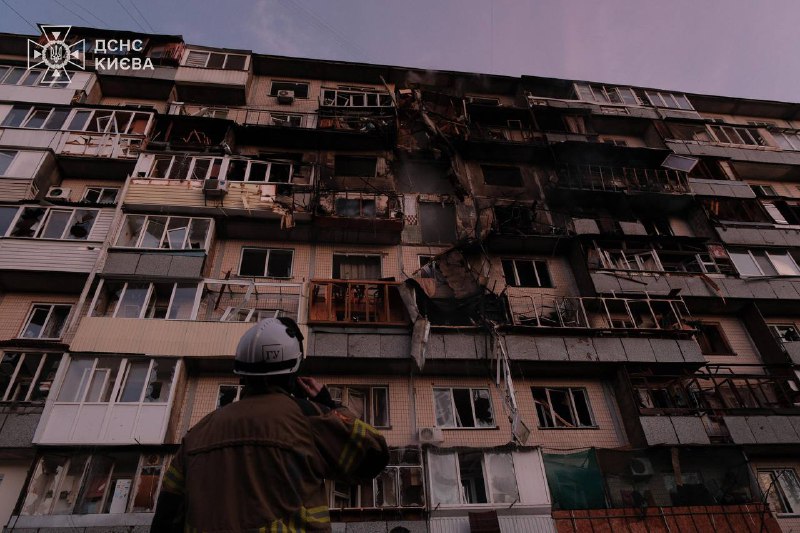 З ночі працюють наші екстрені служби на місцях російських ударів. Підлий обстріл З ночі працюють наші екстрені служби на місцях російських ударів. Підлий обстріл