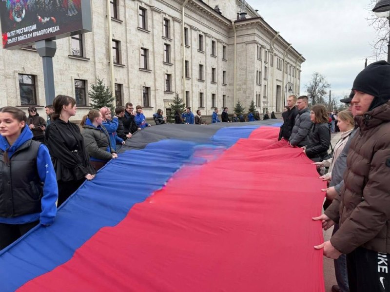 😡Окупанти влаштували пропагандистську акцію на місці трагедії у Маріуполі
😣Біля "відновленого" 😡Окупанти влаштували пропагандистську акцію на місці трагедії у Маріуполі
😣Біля "відновленого"