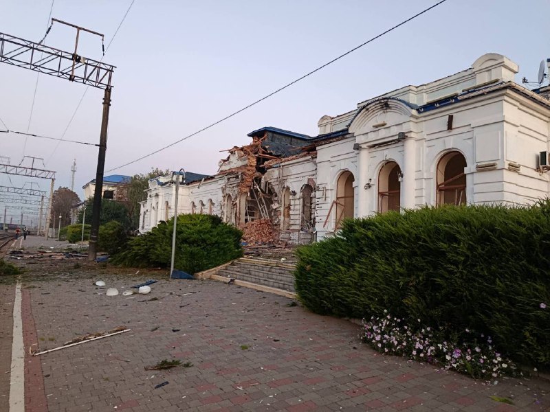 Ворог продовжує бити по залізниці, але ніч вдалося пройти без жертв.
З болючого: перед світанком ворожий БПЛА... Ворог продовжує бити по залізниці, але ніч вдалося пройти без жертв.
З болючого: перед світанком ворожий БПЛА...