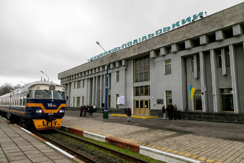 Якби в Україні був фірмовий поїзд «Леонтович», він курсував би по маршруту Покровськ - Камʼянець-Подільський Якби в Україні був фірмовий поїзд «Леонтович», він курсував би по маршруту Покровськ - Камʼянець-Подільський