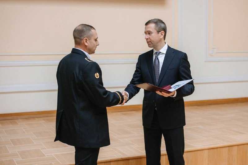 Щороку в останню неділю серпня ми вітаємо людей, чия щоденна праця під землею тримає українське світло на землі. Щороку в останню неділю серпня ми вітаємо людей, чия щоденна праця під землею тримає українське світло на землі.