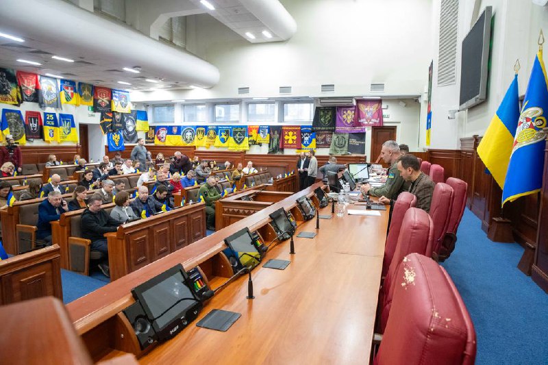 Комунальники міста, які цілодобово забезпечують функціонування столиці, отримали премії за свою роботу Комунальники міста, які цілодобово забезпечують функціонування столиці, отримали премії за свою роботу