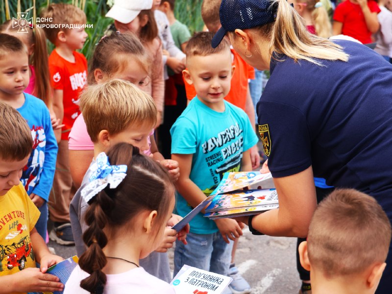 У Кропивницькому рятувальники навчали малечу правилам безпеки 🧑🚒
Надзвичайники завітали до одного з дитсадків У Кропивницькому рятувальники навчали малечу правилам безпеки 🧑🚒
Надзвичайники завітали до одного з дитсадків