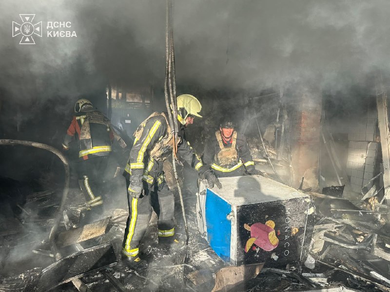 #Київ: 1 людина загинула, ще 2 постраждали внаслідок ранкової російської атаки
Виникли пожежі у декількох районах столиці
📍Дарницький район #Київ: 1 людина загинула, ще 2 постраждали внаслідок ранкової російської атаки
Виникли пожежі у декількох районах столиці
📍Дарницький район