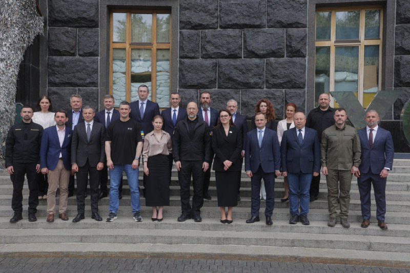 П'ять років на чолі Уряду.
Багато викликів, важкі рішення, невпинна робота П'ять років на чолі Уряду.
Багато викликів, важкі рішення, невпинна робота