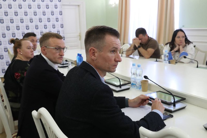 Зустрівся з власниками, представниками великого бізнесу, який працює в Києві та Україні. Зустрівся з власниками, представниками великого бізнесу, який працює в Києві та Україні.