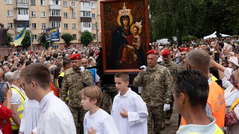 Близько 6 тисяч вірян об’єдналися сьогодні у спільній молитві в Бердичеві, який знову став духовним серцем країни Близько 6 тисяч вірян об’єдналися сьогодні у спільній молитві в Бердичеві, який знову став духовним серцем країни