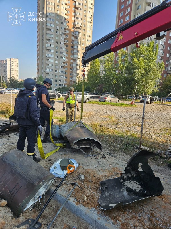 #Київ: сапери ДСНС спільно з вибухотехніками Нацполіції вилучили бойову частину російської балістичної ракети #Київ: сапери ДСНС спільно з вибухотехніками Нацполіції вилучили бойову частину російської балістичної ракети